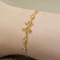 اسوارة باندورا فيونكة ذهبية مزينة باحجار