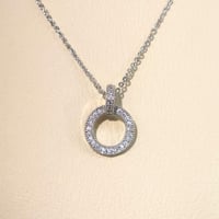 سلسال باندورا دائري فضي زركون