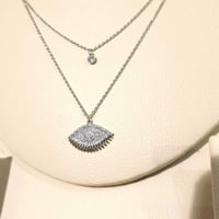 سلسال عين فضي مرصع بأحجار