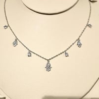 سلسال كف اليد فضي مزين باحجار