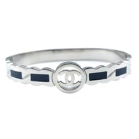 سوار مطلي بالذهب الابيض مزين بخط اسود من المينا بت...