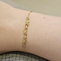 اسوارة ذهبية فخمة ياندورا مزينة باحجار