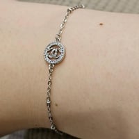 اسوارة شانيل ناعمة فضي مزينة بأحجار