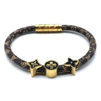 اسوارة ال في جلد بنقوش الزهرة مزينة بتصميم مستوحى...