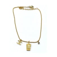 خلخال مطلي بالذهب مزين بتعليقات ch بتصميم مستوحى م...