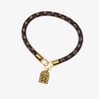 سوار ال في جلد مطبوع بشكل الزهرة بأطراف وتعليقة مط...