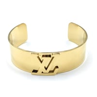 اسوارة ال في قيد مفتوحة من الاسفل مطلية ذهب بتصميم...