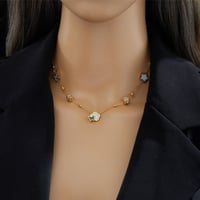 سلسال بتعليقات على شكل زهرة وفراشة مطلي ذهب