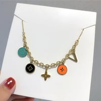 اسوارة ال في مطلي ذهب بتعليقات الزهرة ملونة اسود و...