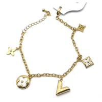 اسوارة ال في مزينة بتعليقات وصدف ابيض بتصميم مستوح...