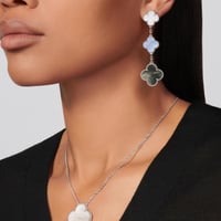 حلق فان كليف طويل 3 وردات لون ابيض ازرق رخامي اسود