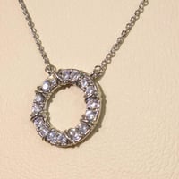 سلسال دائري فضي مرصع بأحجار زركون