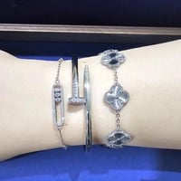 مجموعة اساور "بريق الفضة" المستوحاه من أرقى المارك...