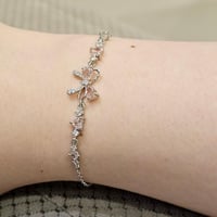 اسوارة باندورا فيونكة فضية مزينة باحجار