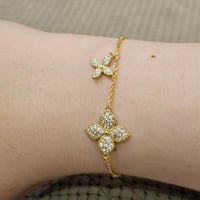 اسوارة روبرتو كوين وردات ذهبية مرصعة باحجار