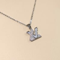 سلسال ال في فضي ابيض على شكل حرف LV