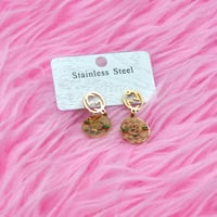 حلق بتصميم مستوحى قوتشي لون ذهبي