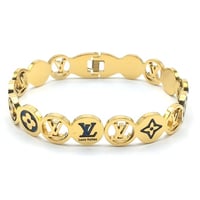 اسوارة ال في قيد بحلقات دائرية منقوشة من الخارج