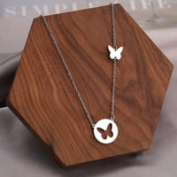 سلسال مع تعليقة على شكل فراشة – لون فضي N9486