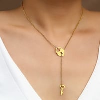 قلادة مع تعليقة على شكل مفتاح وقفل لون ذهبي