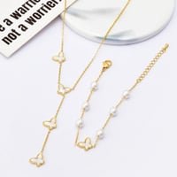 طقم اكسسوارات مكون من سوار وقلادة مع تعليقات على ش...