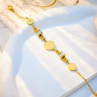 سوار مطلي بالذهب مرصع بأحجار الزركون مع تعليقات عل...