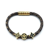 اسوارة ال في جلد بنقوش الزهرة مزينة بتصميم مستوحى...