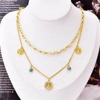 سلسال مرصع بحجر الفيروز مع نعليقات على شكل شجرة مط...