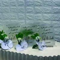 استاند طاولة مع ورد اوركيد