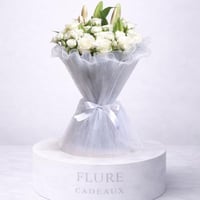 باقة الجوري الأبيض والكازابلانكا