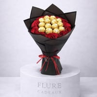 بوكية ورد جوري أحمر مع شوكولاتة فروشية