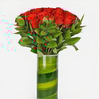 فازة مع ورد جوري أحمر