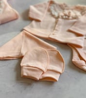 بوكس ثوب مواليد بربتوز بنات بتصميم الدانتيل الوردي