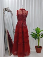 فستان احمر بطبقات تول فاخرة