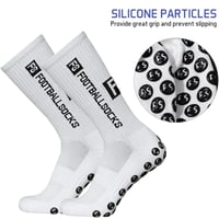 زوج من جوارب كرة القدم المضادة للانزلاق.