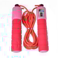 حبل قفز بمقابض إسفنجية مضادة للانزلاق.