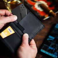 سكين قابل للطي باللون الأسود مصمم على شكل بطاقة ال...