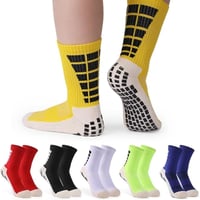زوج من جوارب كرة القدم المضادة للانزلاق.