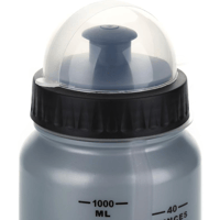 زجاجة مياه بسعة 1 لتر ومقياس دقيق لحجم المياه.