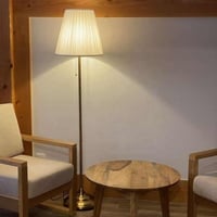 مصباح أرضي ذهبي باللون النحاسي