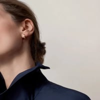 أقراط دائرية LOVE، موديل الحجم الصغير