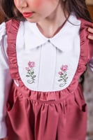 مريول انيق بتطريزه في الصدر