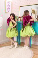 فستان أنيق باللون الكيوي بقماش شانتون وكسرات بيليس...