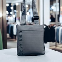 شنطة كتف من كالفن كلاين