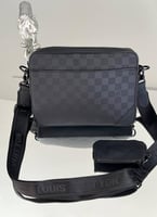 LOUIS VUITTON شنطة يد وكتف