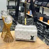 شنطة كتف من لويس فيتون