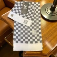 آيس كاب وشال لويس فيتون