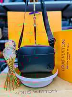 شنطة كتف لويس فيتون بالإضافة لمحفظة صغيرة