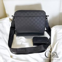 LOUIS VUITTON شنطة يد وكتف