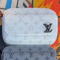 شنطة كتف من لويس فيتون